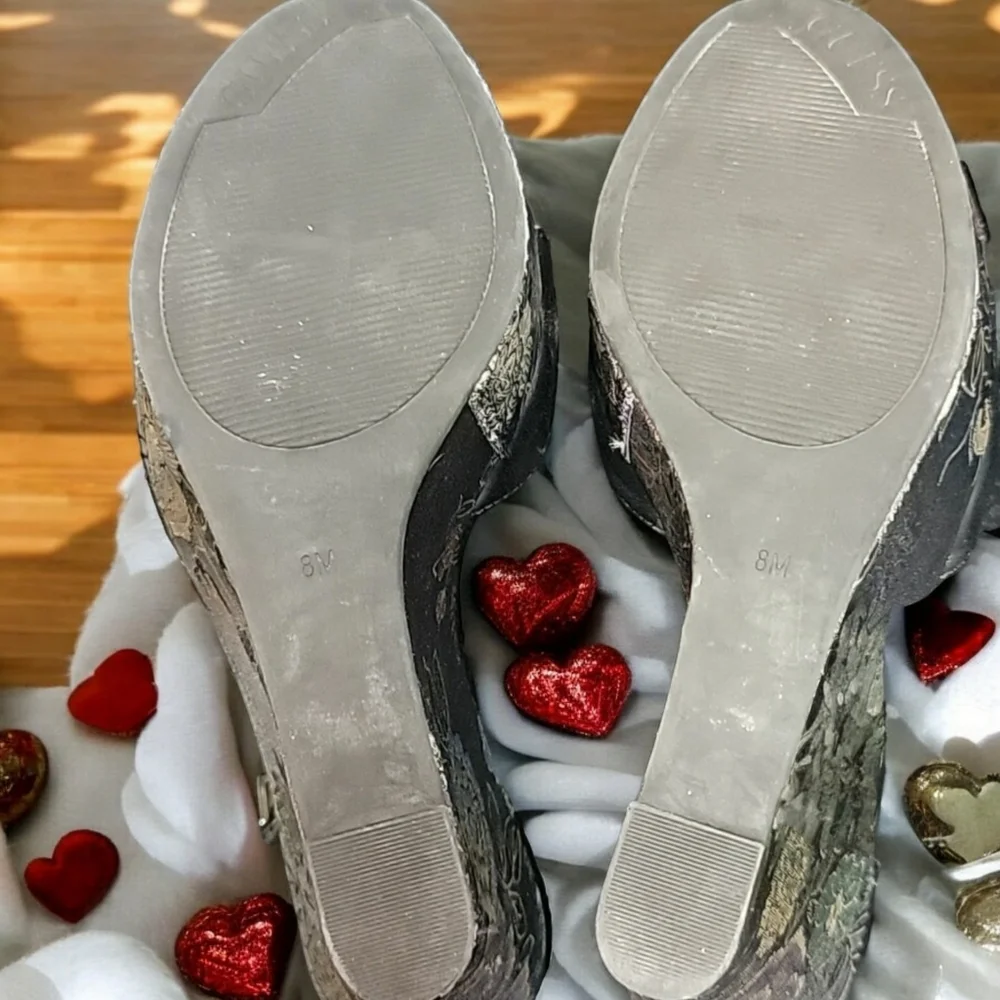 Guess woman's size 8 High heeled sandles